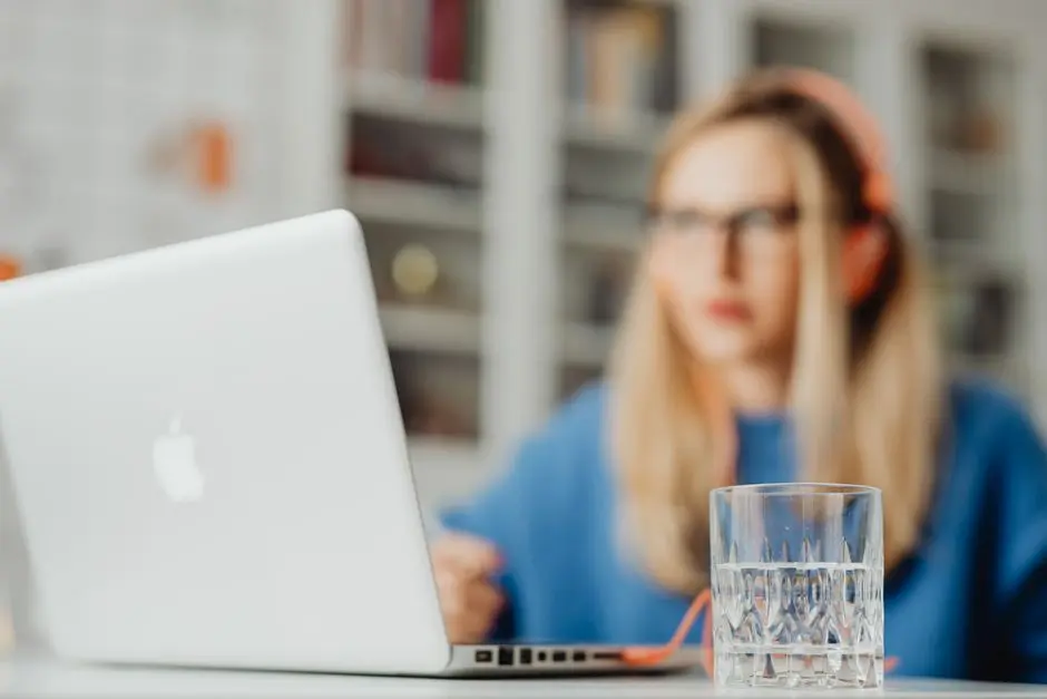 pekerja kantor minum air putih di meja kerja
