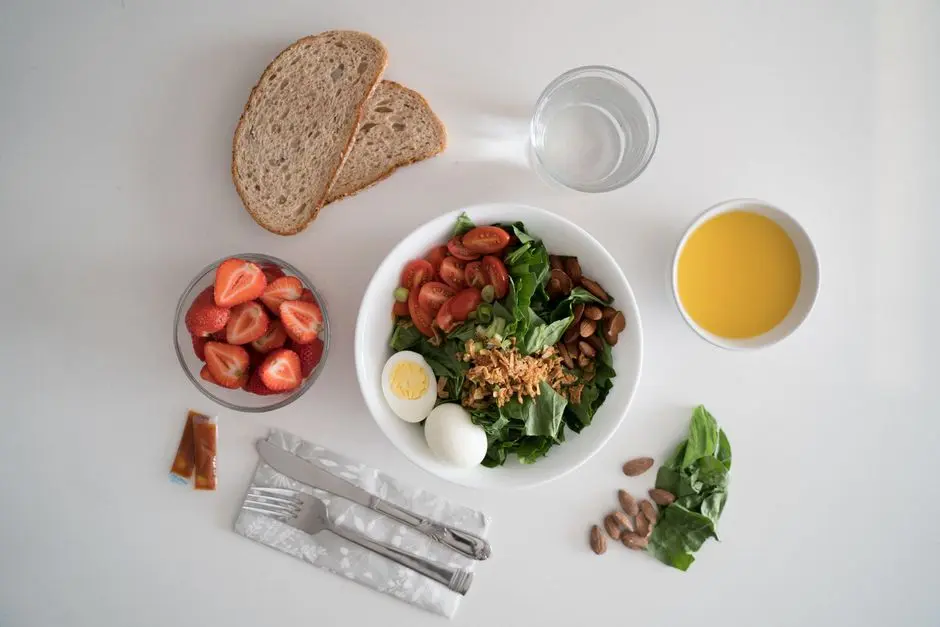 Makanan seimbang dengan sayuran, lauk berprotein, dan air putih